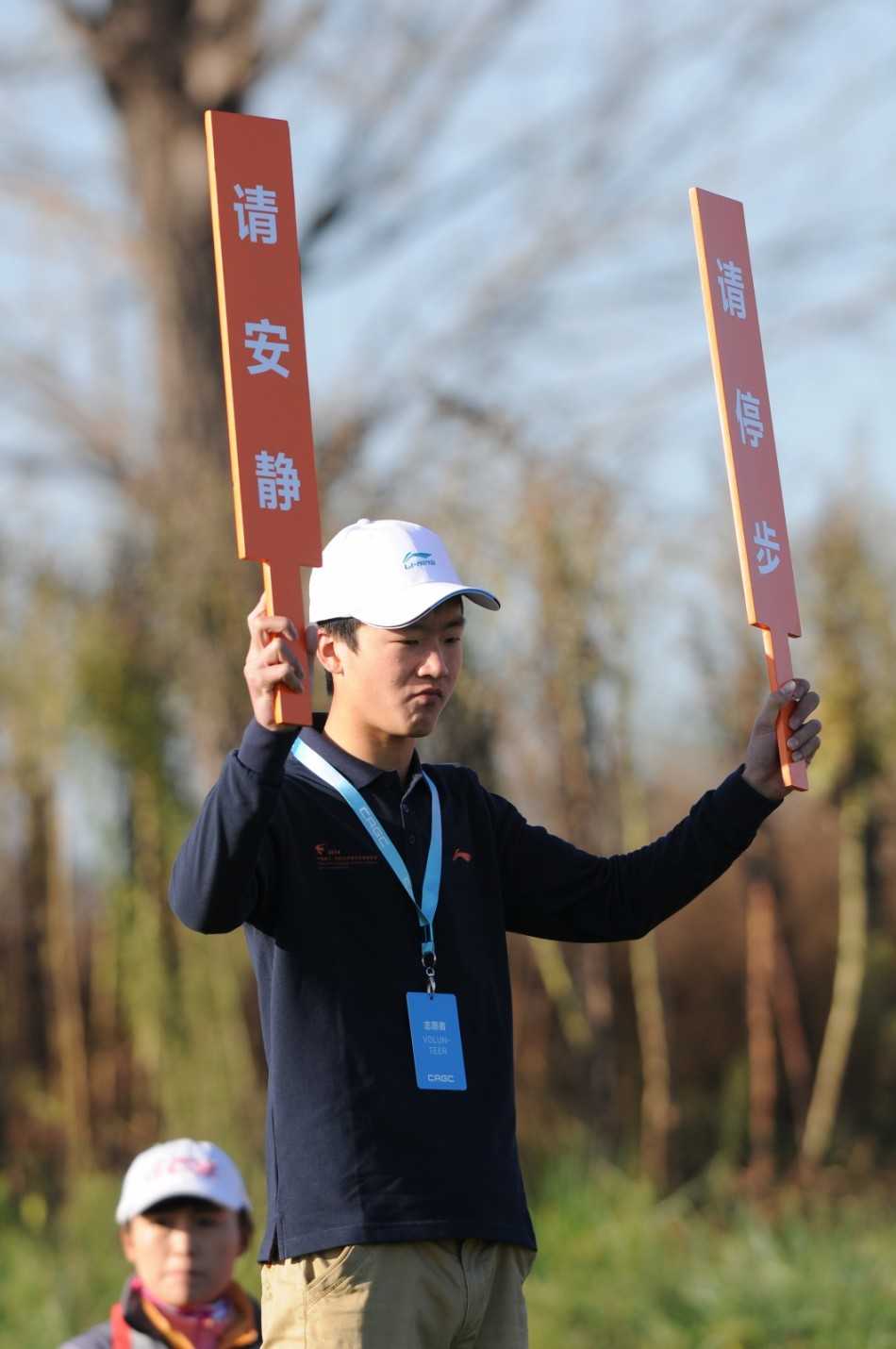 本·埃克尔斯在球道上轻松漫步，享受阳光与比赛，展现了高尔夫运动优雅与愉悦的一面。