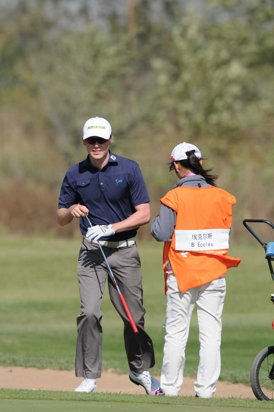 球员阿米尔在沙坑中摆好姿势，准备击球，沙坑边的陡坡预示了这次救球的难度与挑战。