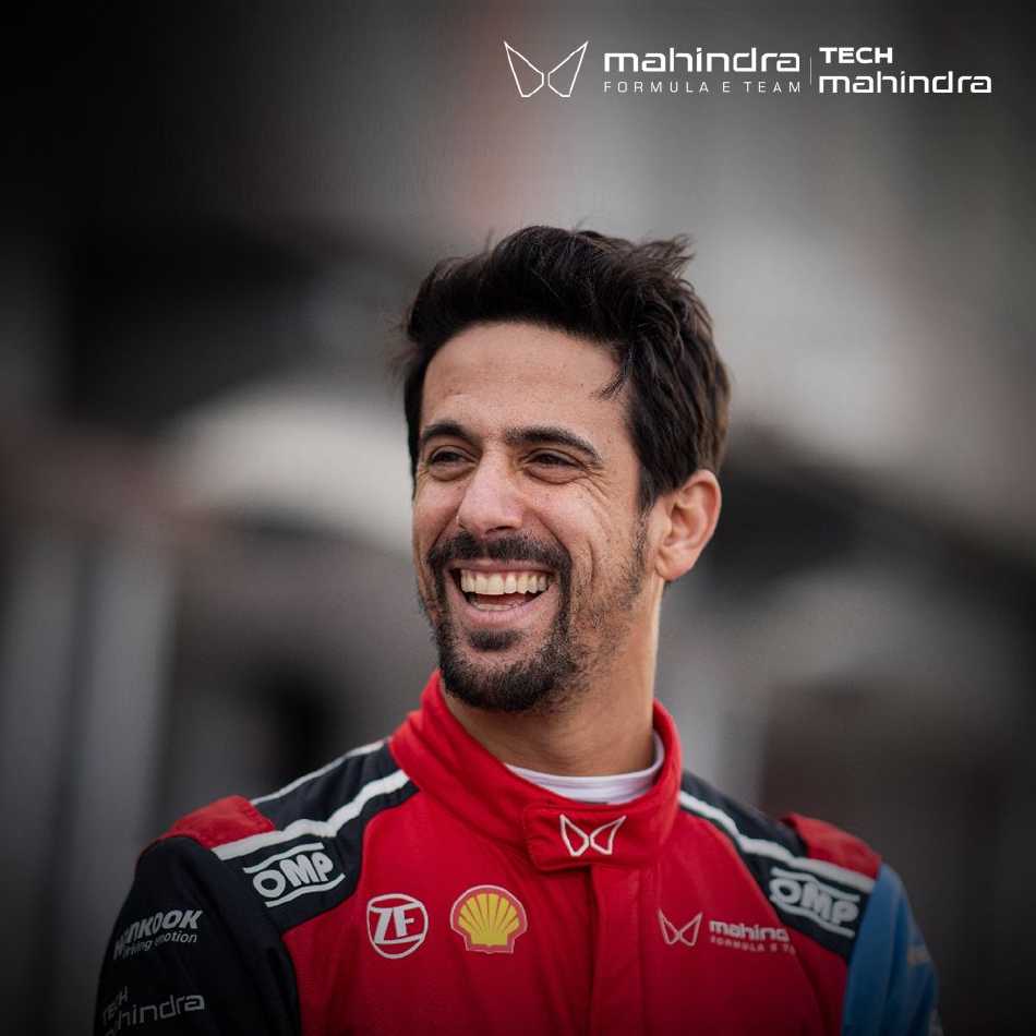 维修站内，工程师围簇在赛车电脑屏幕前，彩色数据流如瀑布般刷新，他们正从海量信息中捕捉优化赛车设定的关键线索。