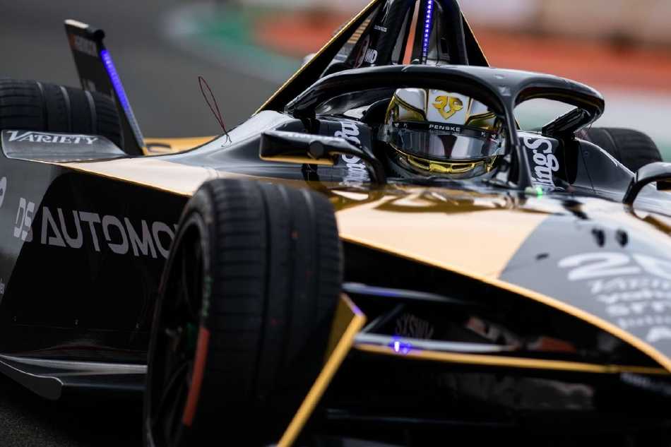 蓝天白云下，明黄色赛车紧贴内侧路肩过弯，车身姿态完美平衡，展现出车手对这台精密电能猛兽的精准操控。