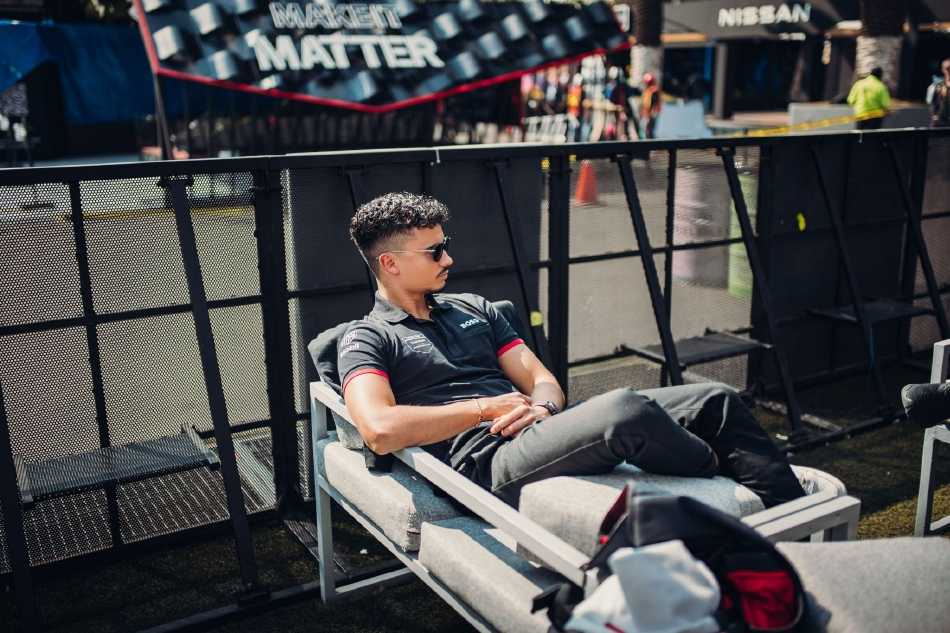 赛车在直道末端全力制动，车尾微微扬起，刹车盘泛起炽热红光，宛如一颗即将投入战斗的机械心脏瞬间收缩蓄力。