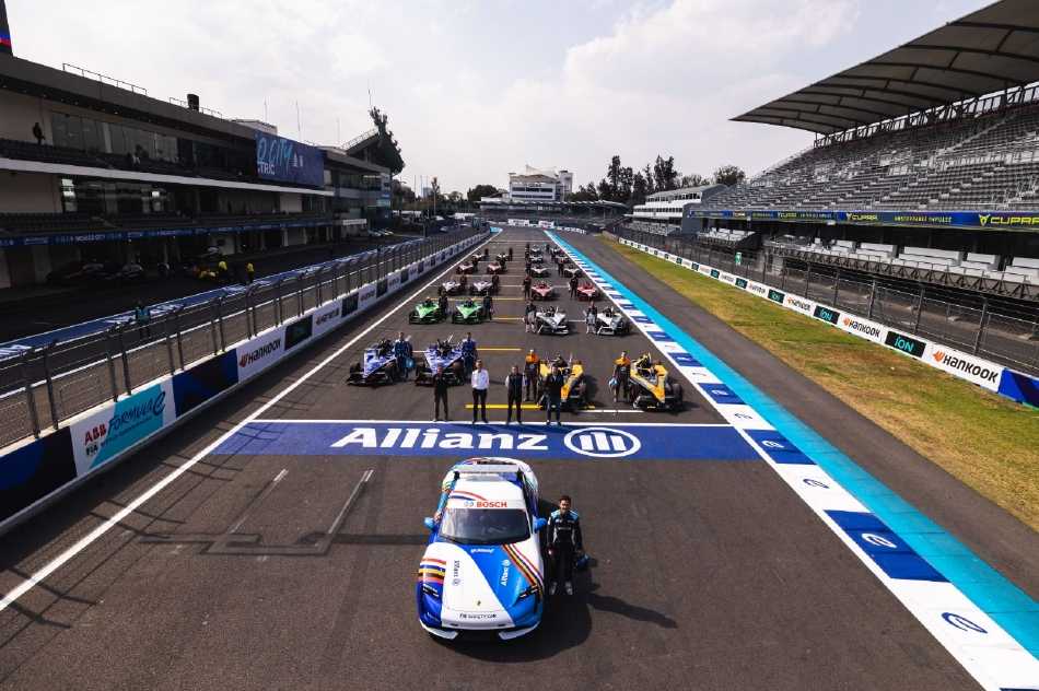 赛车疾驰而过，彩色涂装在高速运动中幻化为流动的霓虹，与看台上挥舞的旗帜共同谱写出速度与激情的视觉交响。