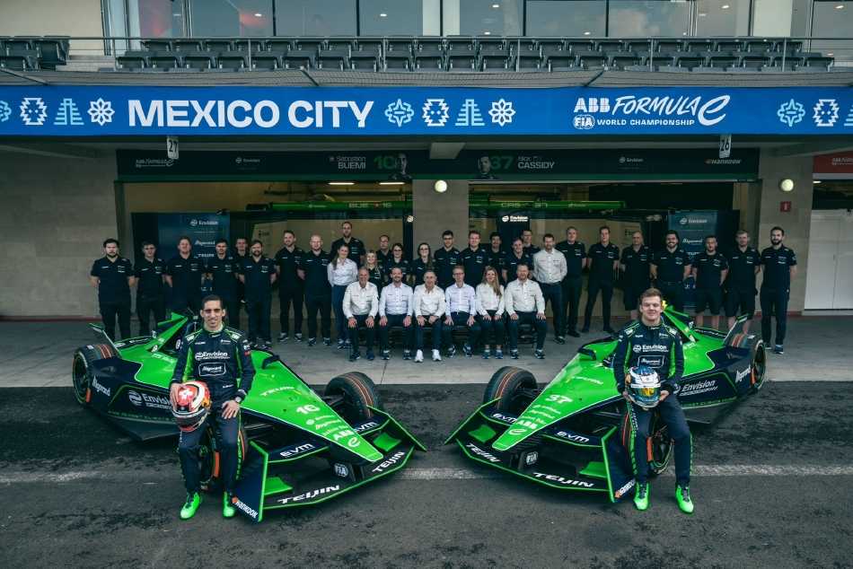 夕阳为赛车披上金色外衣，它孤影飞驰，在漫长直道上拖出时光的轨迹，仿佛正冲向电动汽车运动所描绘的未来地平线。