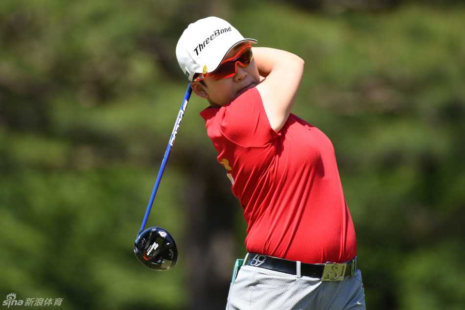 莱克西·汤普森在发球台上全力挥杆，身体充分扭转，展现出惊人的爆发力与优雅姿态。