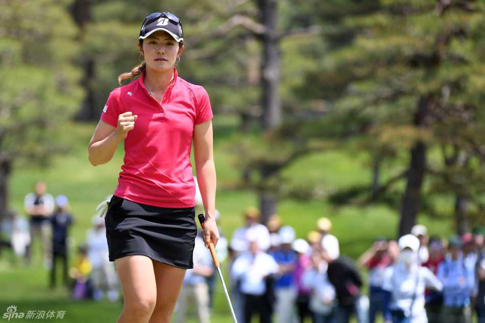 韩国球星金荷娜在球道上优雅挥杆，身姿挺拔，动作流畅如一曲静默的乐章。