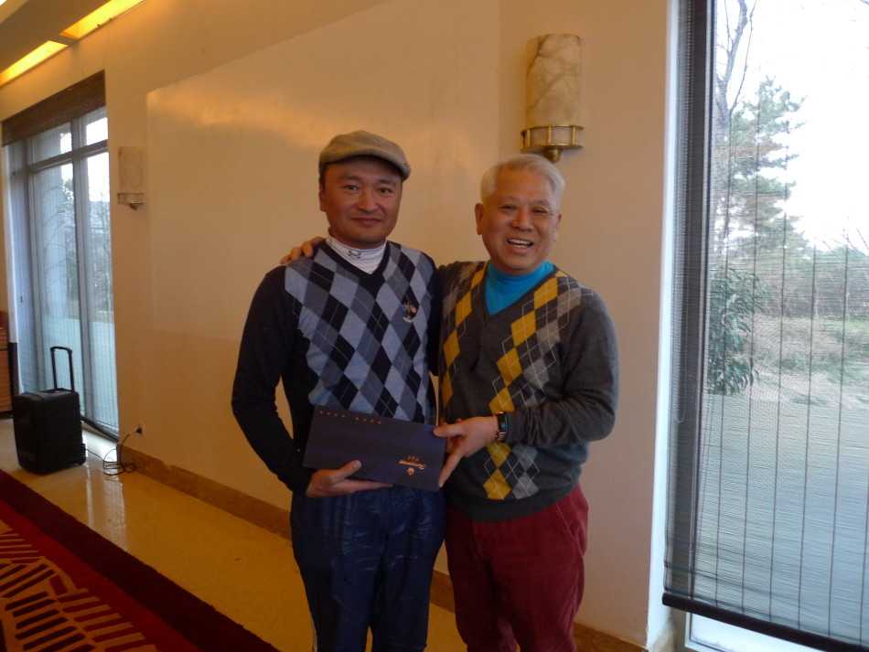 聚焦于打开的礼盒内部，设计精美的物品摆放考究，宛如一幅展现匠心工艺的静物画