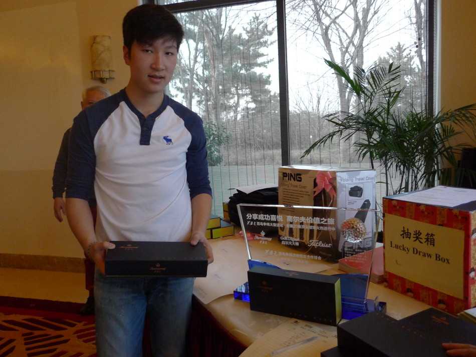 活动大合影，嘉宾与工作人员齐聚，笑容灿烂，“百鸟争鸣”主题旗帜在风中轻扬，见证盛会圆满落幕