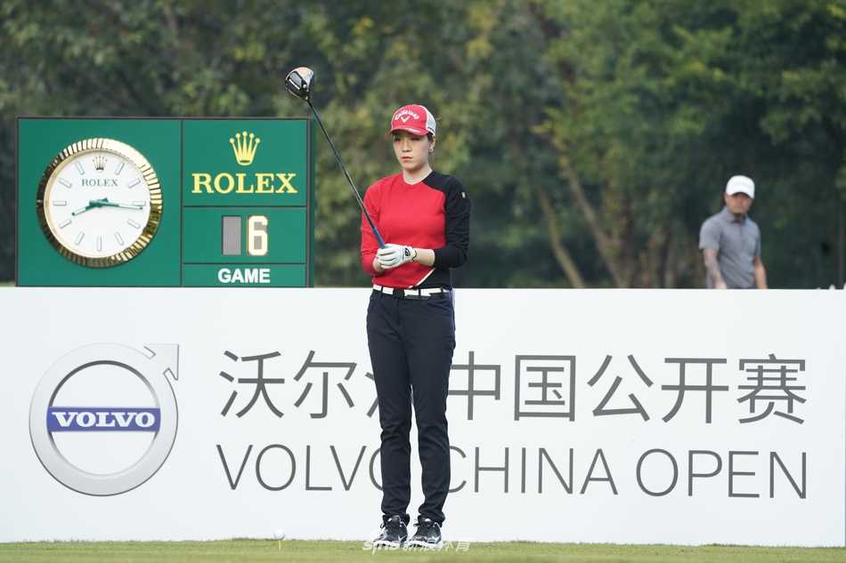 完成一击后张婕娜琳手搭凉棚远眺球路，自信从容尽显专业风范