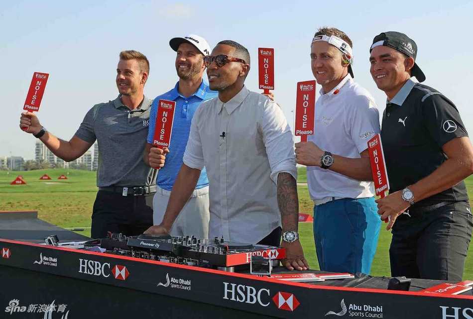 达斯汀·约翰逊在练习果岭专注推杆，阳光洒下勾勒出他极具力量感的背影