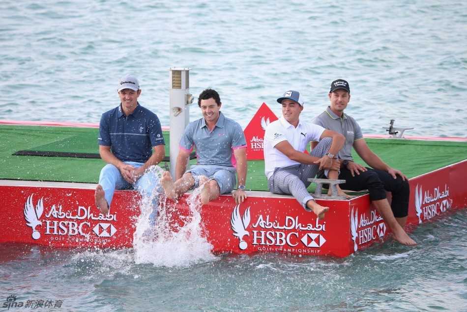 球星们集体在碧蓝海边合影，身后是标志性酒店建筑，洋溢着度假般的轻松气氛