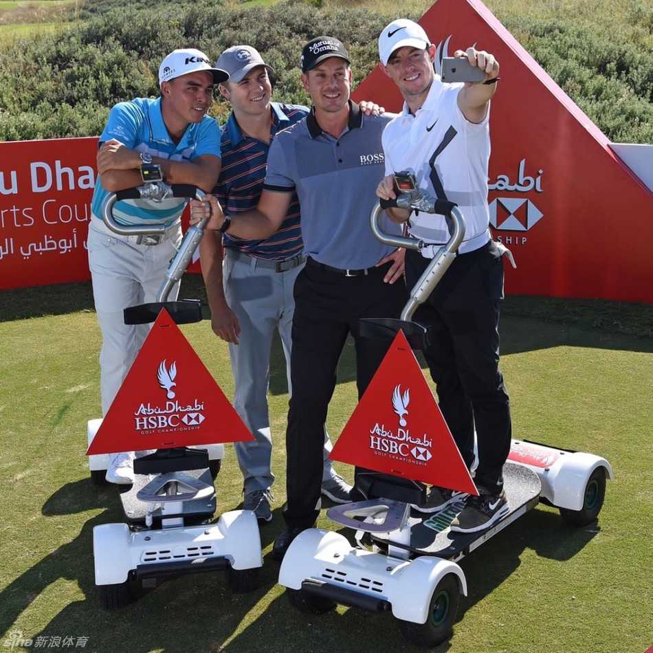 里奇·福勒身着橙色上衣骑在骆驼上微笑挥手，色彩明亮而富有感染力