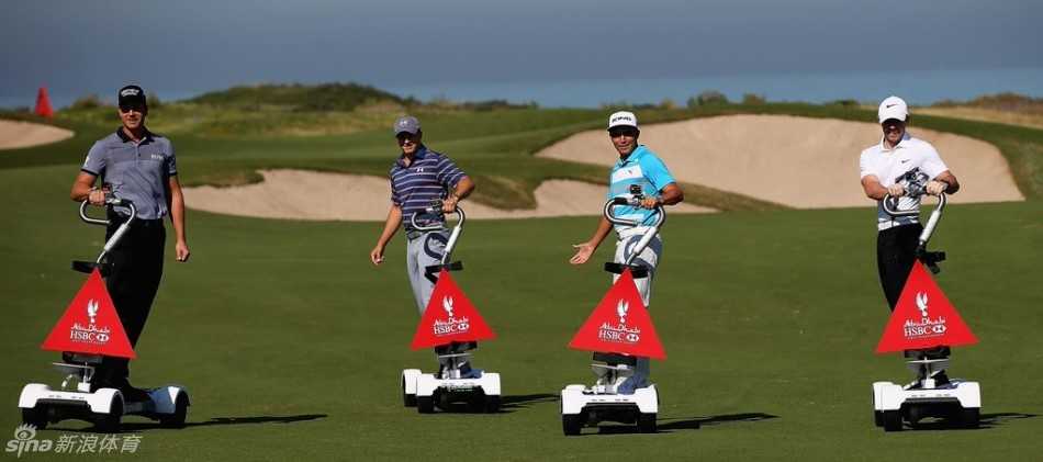 麦克罗伊与福勒在湛蓝泳池中戏水打闹，水花四溅充满夏日活力