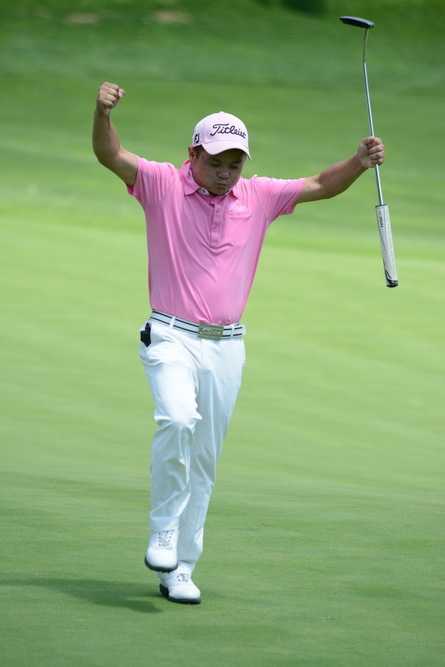 球员完成一次完美的挥杆后自信收杆，动作流畅而充满力量感